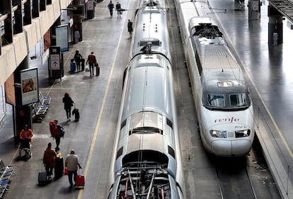 Pasajeros en la estación del AVE en Atocha, en Madrid.