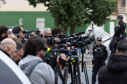 La prensa se agolpa durante la redada en las Tres Mil Viviendas de Sevilla, este viernes.