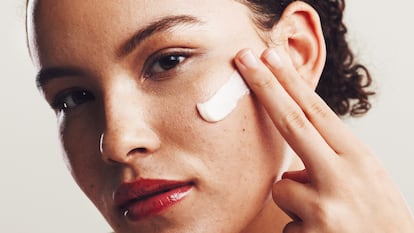 Artículo de EL PAÍS Escaparate sobre una crema hidratante antimanchas que arrasa en Amazon.