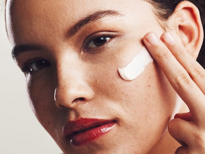 Artículo de EL PAÍS Escaparate sobre una crema hidratante antimanchas que arrasa en Amazon.