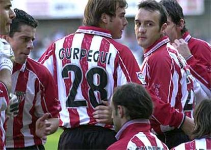 Los jugadores del Athletic posan en grupo antes del partido con la camiseta de Gurpegui.