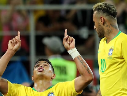 Thiago Silva junto a Neymar celebra el segundo gol de Brasil