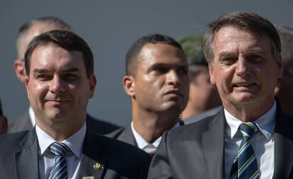 Flávio Bolsonaro ao lado do pai, Jair.