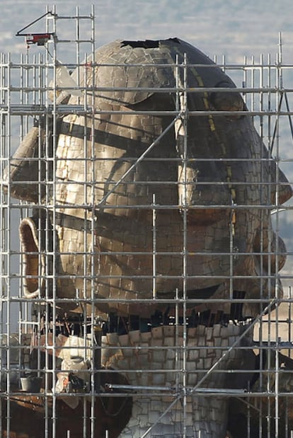 Escultura de Juan Ripollés que preside la rotonda de acceso al aeropuerto de Castellón.