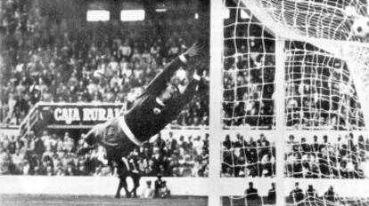 Paco cubre la escuadra y el balón entra por el lateral, en el Sevilla-Madrid de 1975.
