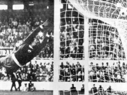 Paco cubre la escuadra y el bal&oacute;n entra por el lateral, en el Sevilla-Madrid de 1975.