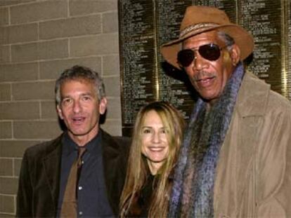 El director Ed Soloman (izquierda), con los actores Holly Hunter y Morgan Freeman, en la presentación de <b></b><i>Leavity</i> en Sundance.