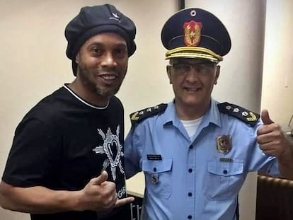 Ronaldinho posa para foto com policial no Paraguai.