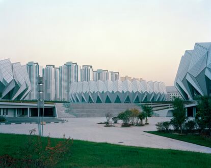 Septiembre de 2013. Inmenso complejo deportivo en el distrito de Chengxi, en Xining, en la provincia de Qinghai.
