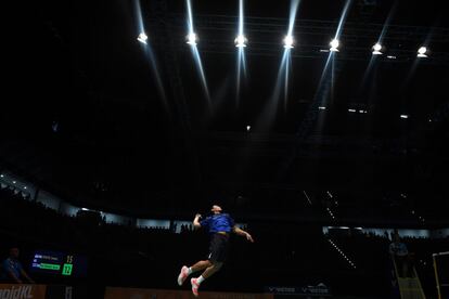 El jugador tailandés Khosit Phetpradab devuelve la pluma a su contrincante indonesio Jonatan Christie durante la final de bádminton, en los 29º Juegos del Sudeste Asiático celebrados en Kuala Lumpur (Malasia).