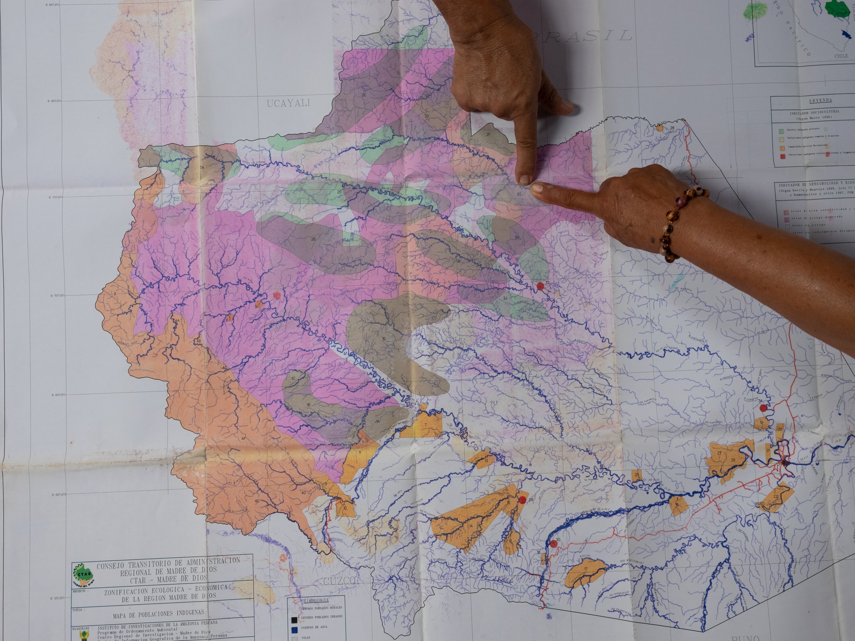 Miembros de la FENAMAD (Federación Nativa del Río Madre de Dios y Afluentes) señalan los puntos dentro de las reservas territoriales de la Amazonía en donde se han producido avistamientos y enfrentamientos entre madereros y grupos en aislamiento voluntario.