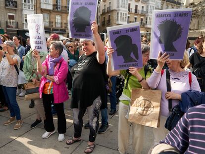 Concentración la semana pasada en una plaza de Vitoria por el asesinato machista de Maialen, embarazada, frente a su hija de tres años.