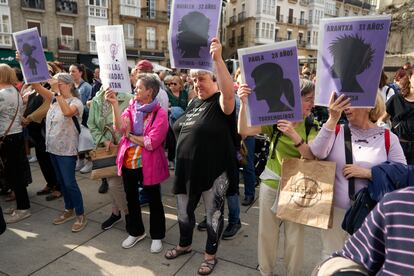 Concentración la semana pasada en una plaza de Vitoria por el asesinato machista de Maialen, embarazada, frente a su hija de tres años.