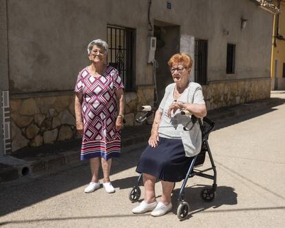 Dominica (85 años) y Consuelo Hiranzo (92 años), vecinas de Balsa de Ves, donde nacieron y han pasado toda su vida. Si los más veteranos del pueblo se muestran todavía reticentes con el nuevo parque, entre los más jóvenes cunde una defensa cerrada de la novedad.
