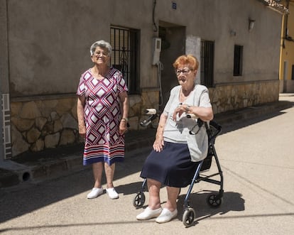 Dominica (85 años) y Consuelo Hiranzo (92 años), vecinas de Balsa de Ves, donde nacieron y han pasado toda su vida. Si los más veteranos del pueblo se muestran todavía reticentes con el nuevo parque, entre los más jóvenes cunde una defensa cerrada de la novedad.