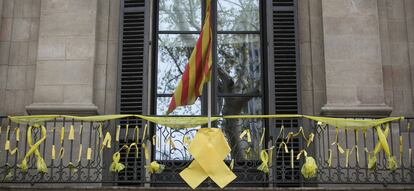 El balcón de la Conselleria de Cultura luce lazos amarillos como reivindicación por la liberación de los presos independentistas.