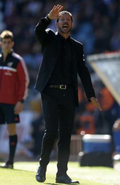 Simeone da instrucciones durante el encuentro.