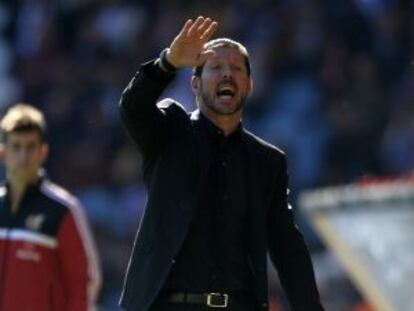 Simeone da instrucciones durante el encuentro.