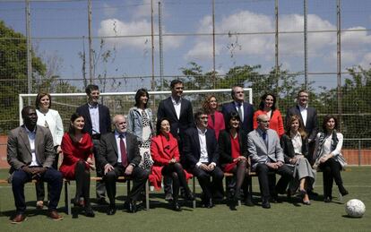 El &#039;Gobierno en la sombra&#039; de los socialistas en torno a Pedro S&aacute;nchez (de pie, en el centro de la foto), presentado en Barcelona el 15 de mayo. 