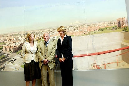 Esperanza Aguirre, Antonio López y Concepción Dancausa, durante la presentación del cuadro <i>Madrid desde Vallecas</i>.