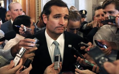 El senador Ted Cruz al término de su discurso de 21 horas en el Capitolio.