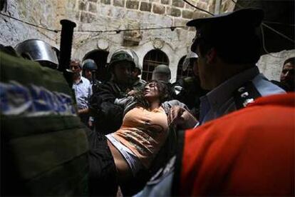 La policía desaloja a una mujer israelí de una casa palestina en la ciudad cisjordana de Hebrón.