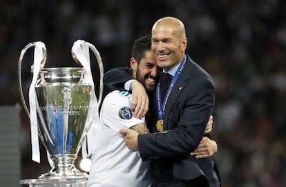 Isco abraza a Zidane tras ganar la final de la Champions contra el Liverpool en Kiev (Ucrania), el 26 de mayo de 2018.