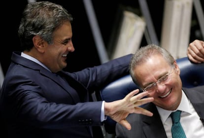 O senador Aécio Neves, presidente do PSDB, conversa com o presidente do Senado, Renan Calheiros (PMDB) durante a sessão que decide o futuro de Dilma.