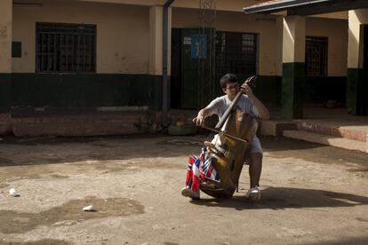 Brandom Cobone contrabajista de 16 años de la orquesta de Cateura posa en un aula de la escuela de música en la barriada de Asunción (Paraguay).