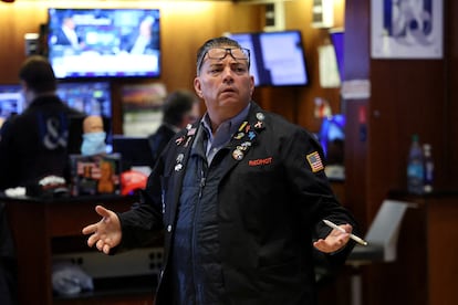 Un operador en la Bolsa de Nueva York.