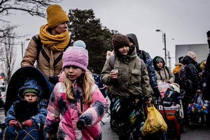 Ukrainian refugees crossing the border into Siret, Romania on March 2.