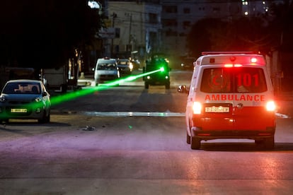 Un vehículo militar israelí utiliza un láser cerca de una ambulancia durante la redada en Yenín, en el norte de Cisjordania, este martes.