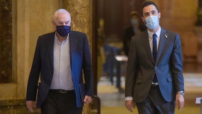 Ernest Maragall (l) and Roger Torrent in the Catalan parliament.