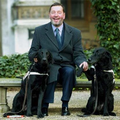 El ministro del Interior británico, David Blunkett, con sus perros lazarillo, en enero de 2003.