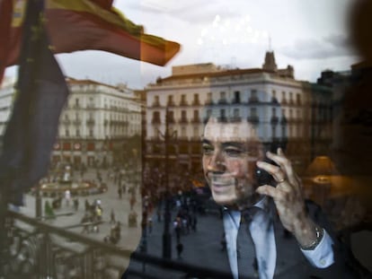 Ignacio González, en su despacho de la Puerta del Sol cuando era presidente de la Comunidad de Madrid, en 2013.