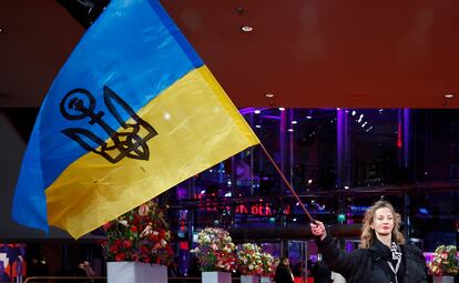 La actriz alemana Diana Berg con la bandera ucrania en la ceremonia de clausura.
