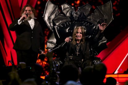 Jack Black y Ozzy Osbourne hablan en el escenario en la Ceremonia de Inducción al Salón de la Fama del Rock & Roll 2024 en Rocket Mortgage Fieldhouse el 19 de octubre de 2024 .