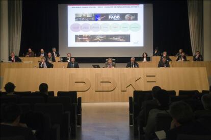 Mario Fernández, en el centro, dirigiéndose a la asamblea general de BBK.