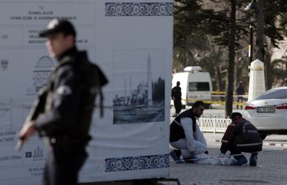 La policia investiga, a la plaça de Sultanahmet, després de l'atemptat al centre d'Istanbul.