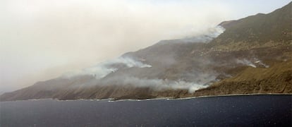 Distintos focos del incendio declarado en la isla de La Palma.