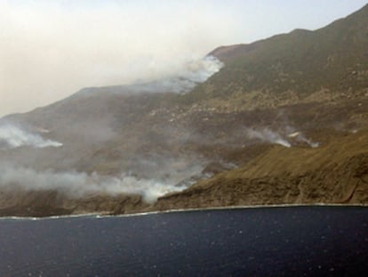 Distintos focos del incendio declarado en la isla de La Palma.