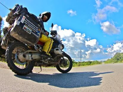Miquel Silvestre, en la isla de Borneo, sobre la moto con la que recorre el mundo.