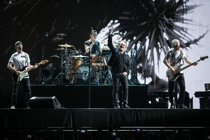 U2 durante su concierto en el Estadio Olímpico de Barcelona en julio de 2017.