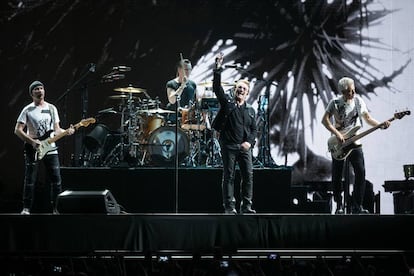 U2 durante su concierto en el Estadio Olímpico de Barcelona en julio de 2017.