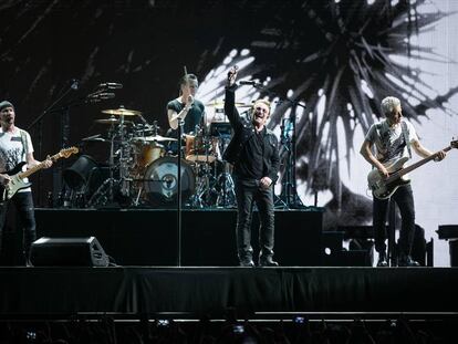 U2 durante su concierto en el Estadio Olímpico de Barcelona en julio de 2017.