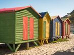 Casetas de colores de la playa de Muizenberg en la Península del Cabo, en Sudáfrica, uno de los puntos más famosos para practicar surf. 12 de diciembre de 2020