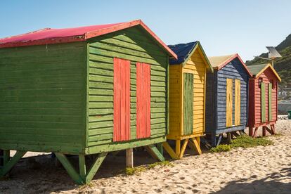 Casetas de colores de la playa de Muizenberg en la península del Cabo, en Sudáfrica, uno de los puntos más famosos para practicar surf. 12 de diciembre de 2020. Haz click sobre la imagen para ver la fotogalería completa.