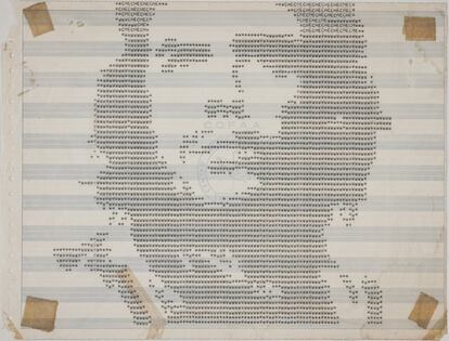 Esta obra destaca del cuerpo de carteles en manos del MUAC. Esta obra, también donada por Arnulfo Aquino, del Grupo Mira, muestra una impresión del Che Guevara hecha solamente por letras W y asteriscos impresos por una computadora. La boina del guerrillero está hecha de palabras CHE. 