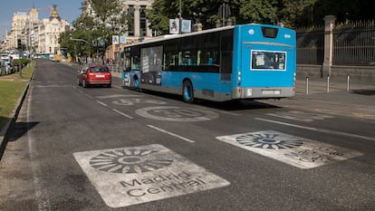 Los distintivos que marcan la zona de Madrid Central en la calle Alcalá