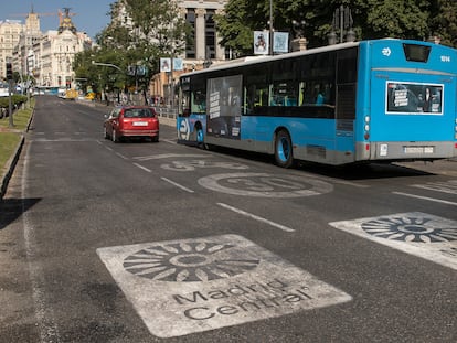 Los distintivos que marcan la zona de Madrid Central en la calle Alcalá